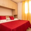 Camera da letto con copriletto rosso.