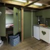 Interno di una capanna con cucina e zona notte.