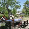 Tavolo da ping pong all'aperto con persone che giocano e socializzano.