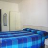 Camera con letto matrimoniale e copriletto a righe blu.