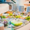 Buffet con insalate e contorni.