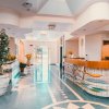 Hall di un hotel con reception.
