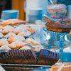 Buffet di dolci e torte assortite.