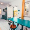 Cucina moderna con tavolo e sedie.