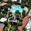 Complesso con piscine e scivoli dall'alto.