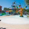 Area giochi acquatici con scivoli e spruzzi.