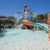 Parco acquatico con scivoli e giochi colorati.