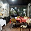 Sala da pranzo rustica con tavoli apparecchiati.