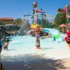 Parco acquatico con scivoli e giochi colorati.