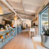 Caffetteria luminosa con arredamento in legno.