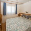 Stanza con letto matrimoniale e finestra con tende blu.