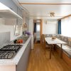 Cucina moderna con pranzo e divano.