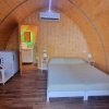 Interno di una cabina in legno con letto matrimoniale e angolo cottura.