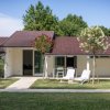 Bungalow con sdraio davanti.