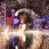 Persona esegue uno spettacolo di fuoco con scintille di notte.
